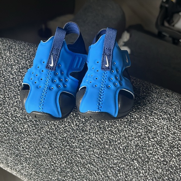 Never worn! Nike baby shoes, size 3c - Picture 2 of 8